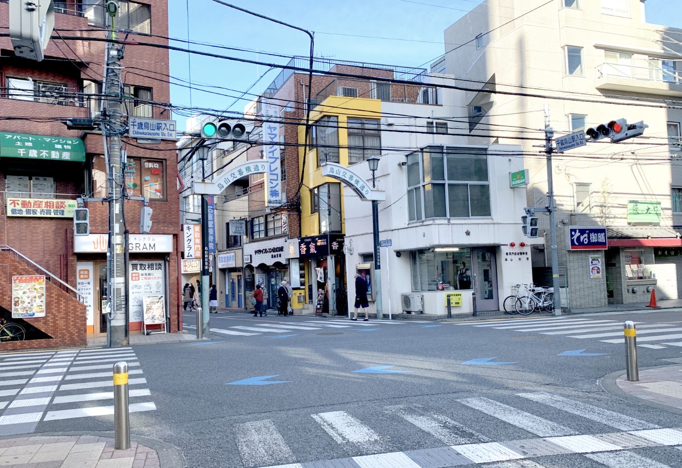 最初の信号「千歳烏山駅入口」を右折します。（右側に烏山交番のある信号です。）