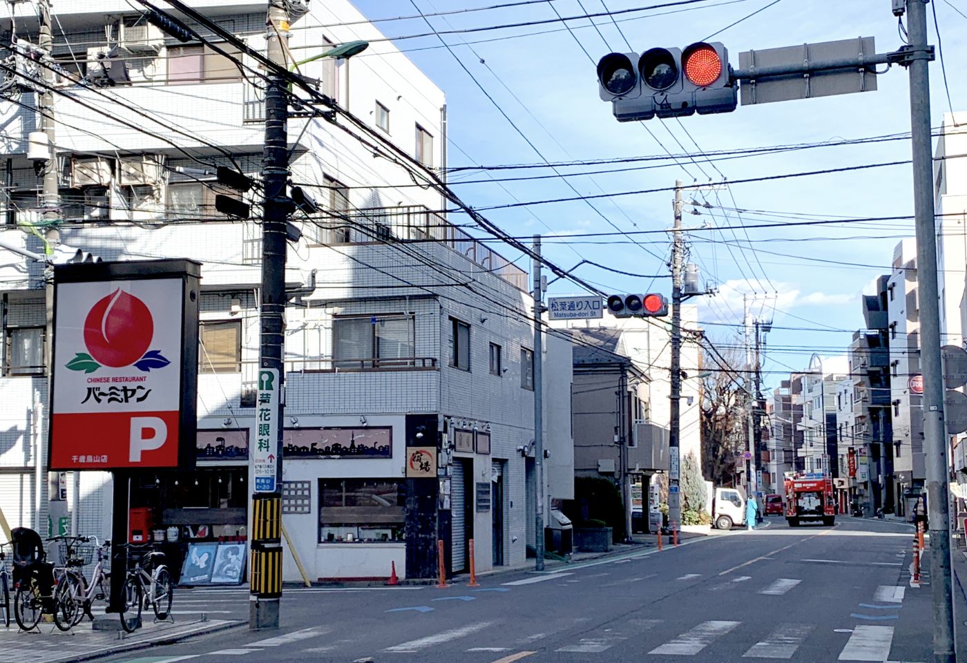 次の信号「松葉通り入口」を直進します。(左側にバーミヤンがある信号です。)