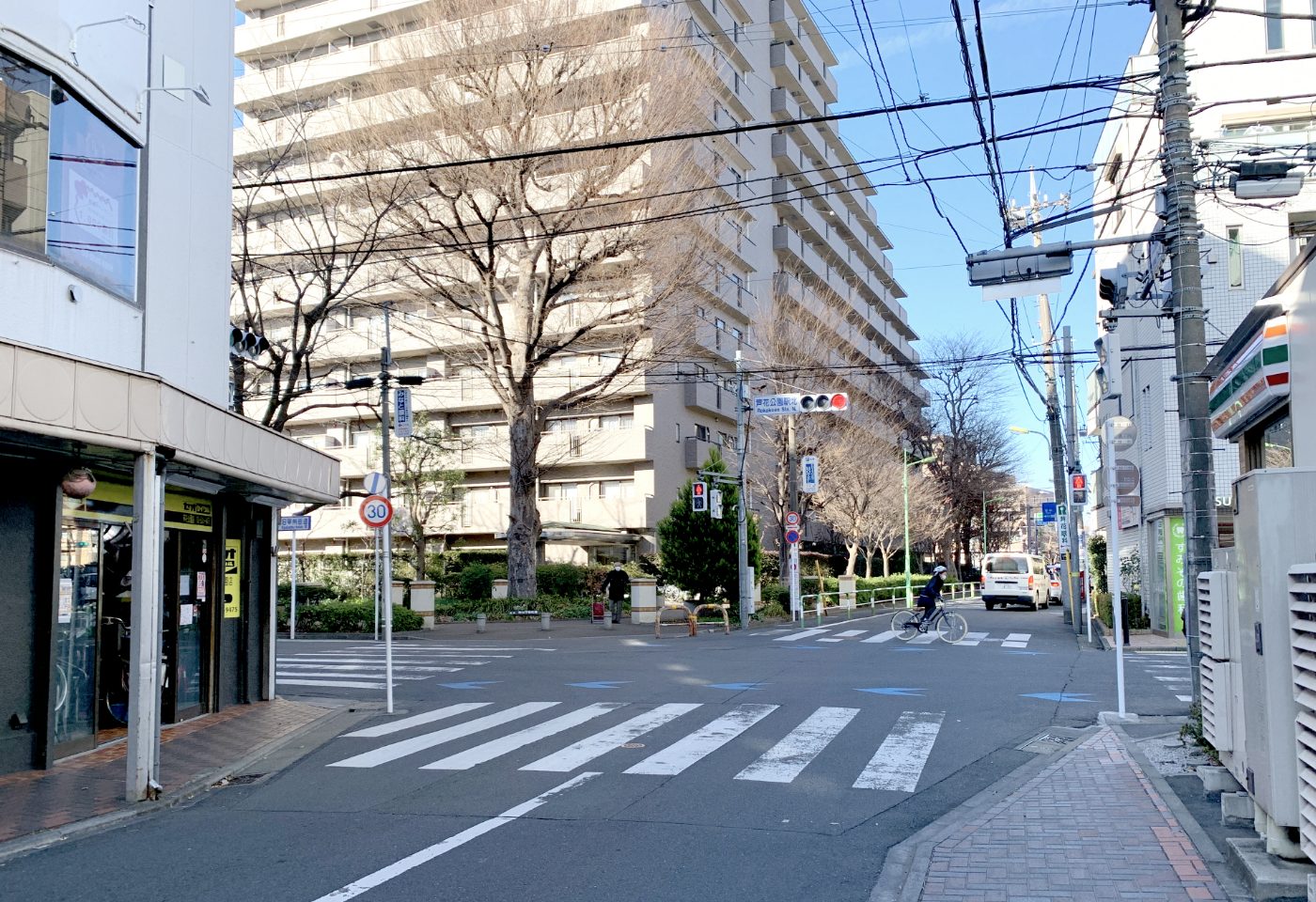 芦花公園駅北交差点を左折します。（右側にセブンイレブン左側に自転車屋さんのある交差点です）