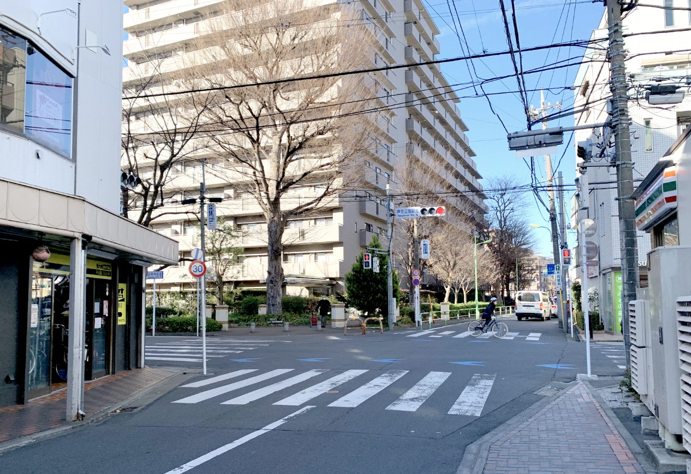 芦花公園駅北交差点を左折します。(右側にセブンイレブン左側に自転車屋さんのある交差点です)